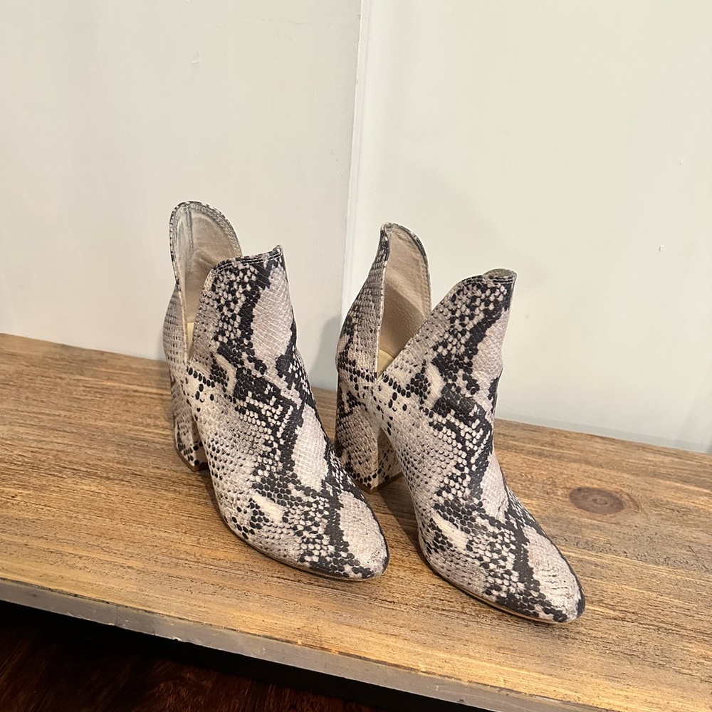 STEVE MADDEN ROOKIE NATURAL snake print ankle bootie